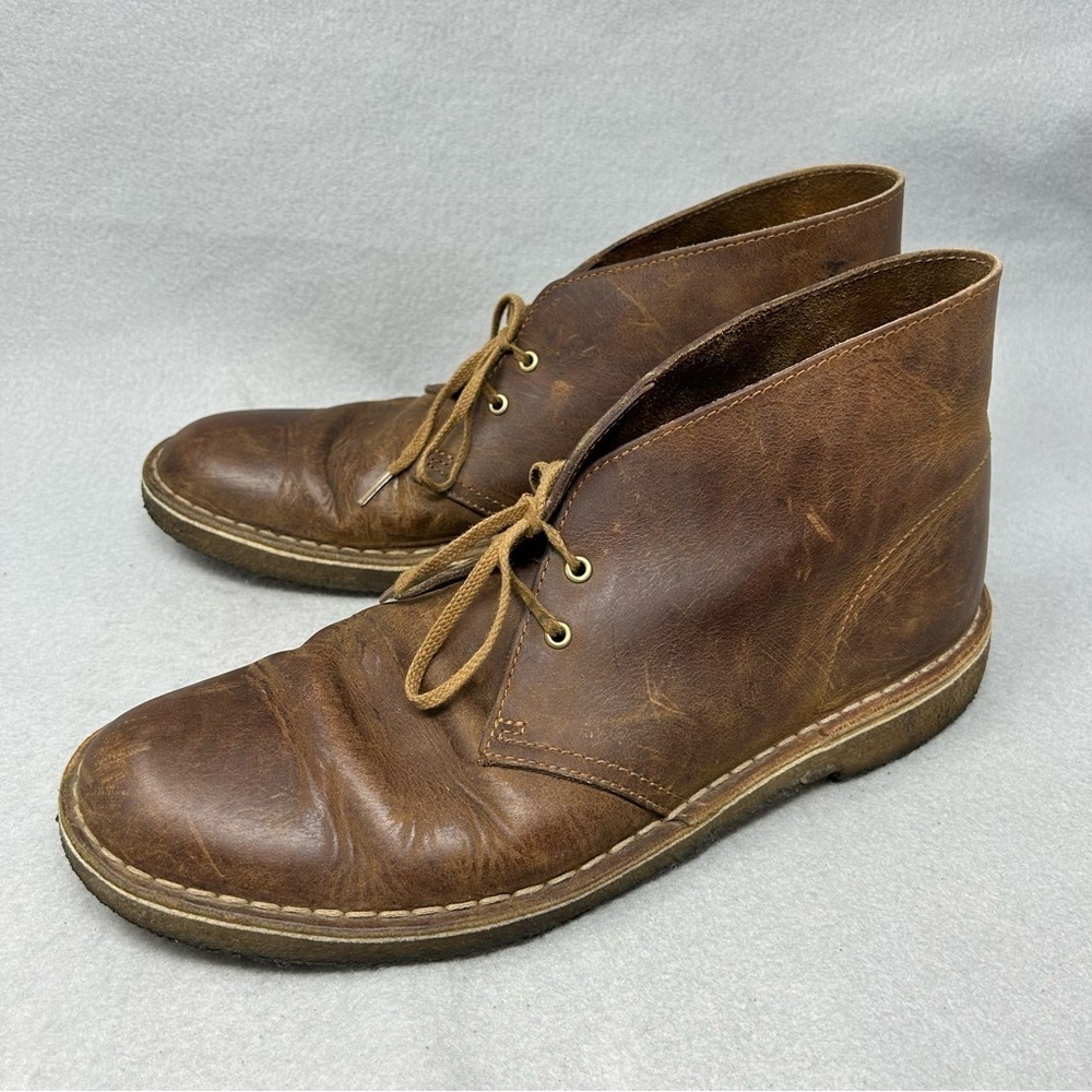 Clarks Men's Size 9.5 Desert Boot Beeswax Leather Brown - Gum Sole.